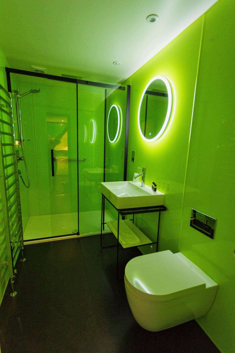 Deluxe Double Room | Bathroom | Shower, towels, soap, shampoo