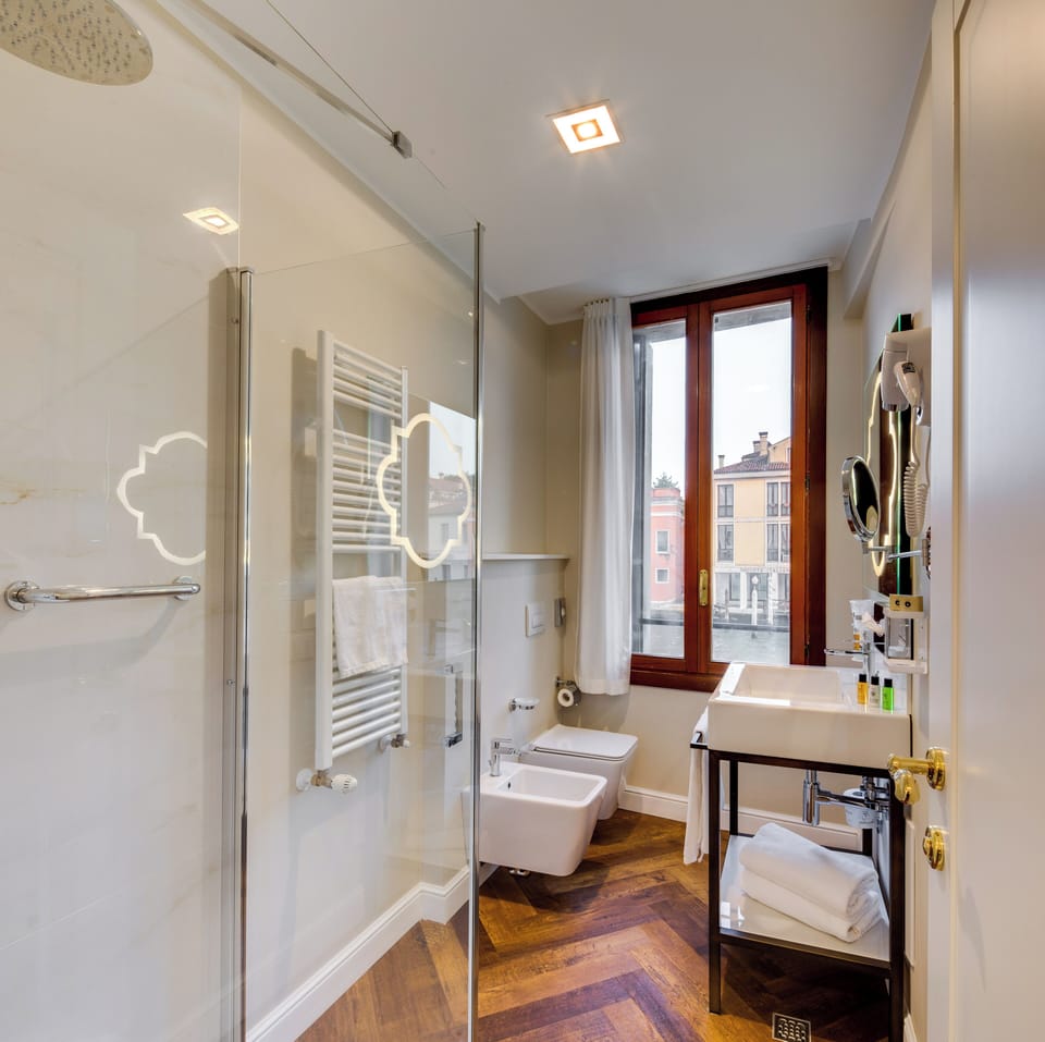 Superior Room, 1 Queen Bed, Non Smoking, Canal View | Bathroom | Free toiletries, hair dryer, bidet, towels