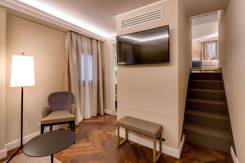 Suite Junior | Minibar, in-room safe, desk, blackout drapes