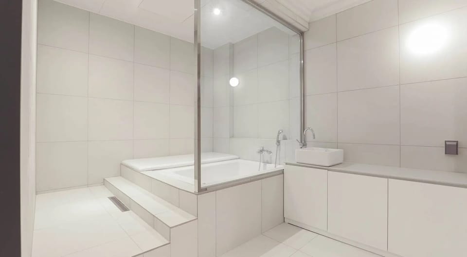 Suite The Signature Room | Bathroom | Free toiletries, hair dryer, bathrobes, bidet