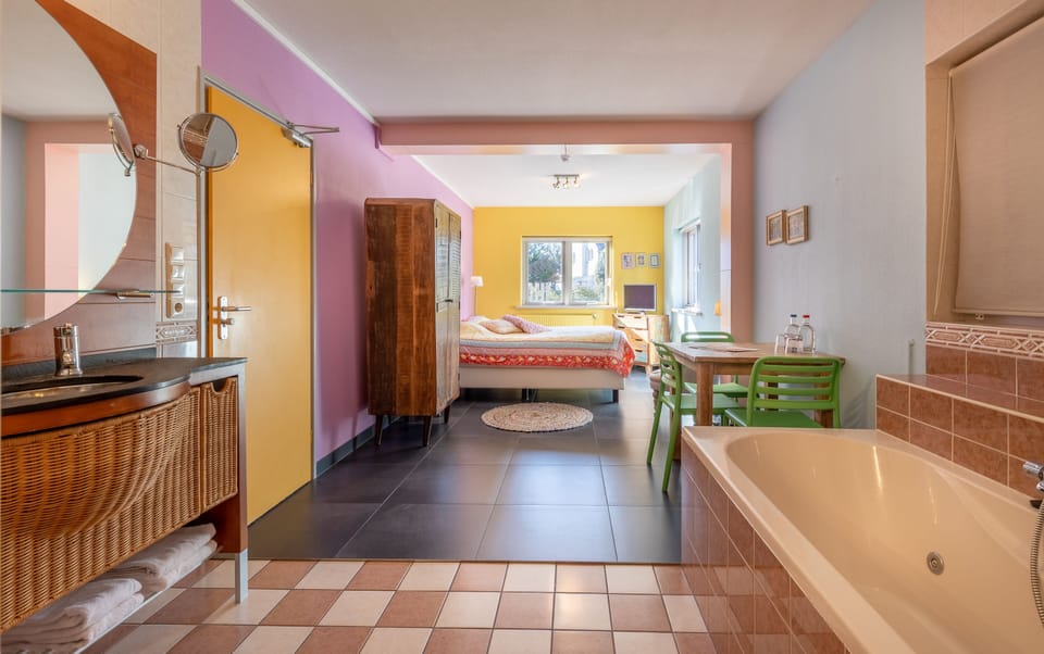 Luxury Room, Jetted Tub, Ground Floor | Bathroom | Free toiletries, hair dryer, towels