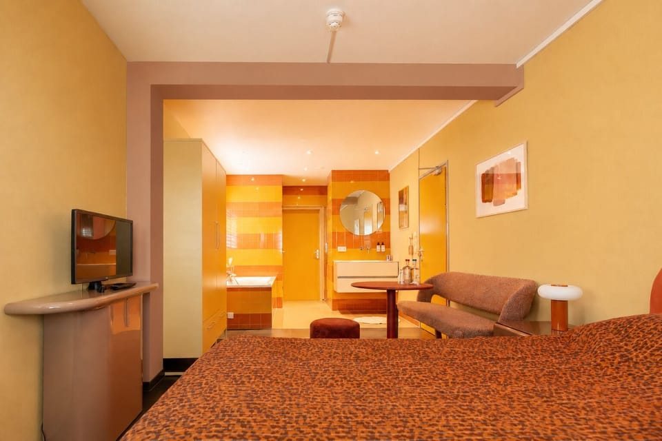 Luxury Room, Jetted Tub, Ground Floor | Hypo-allergenic bedding available, in-room safe, WiFi (free), bed sheets