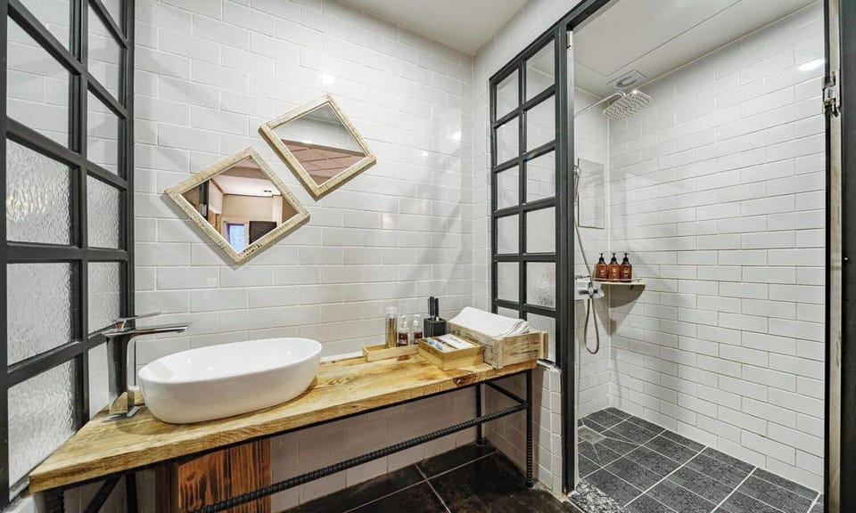Premium Gold Room | Bathroom | Free toiletries, hair dryer, bathrobes, slippers