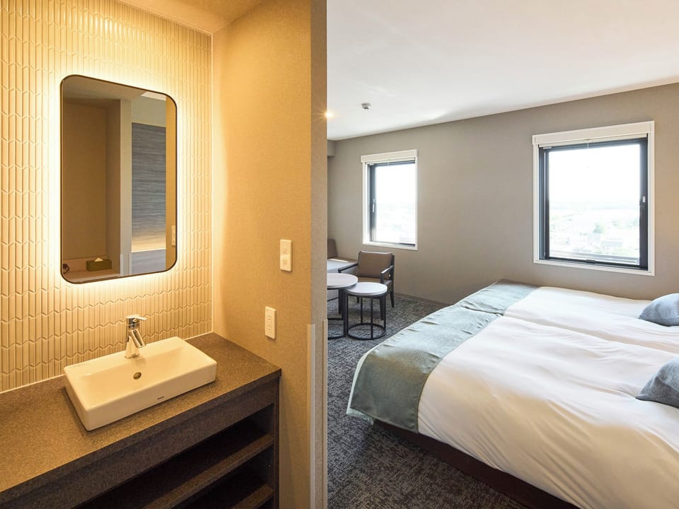 Deluxe Twin Room, Non Smoking | Desk, iron/ironing board, WiFi (free)