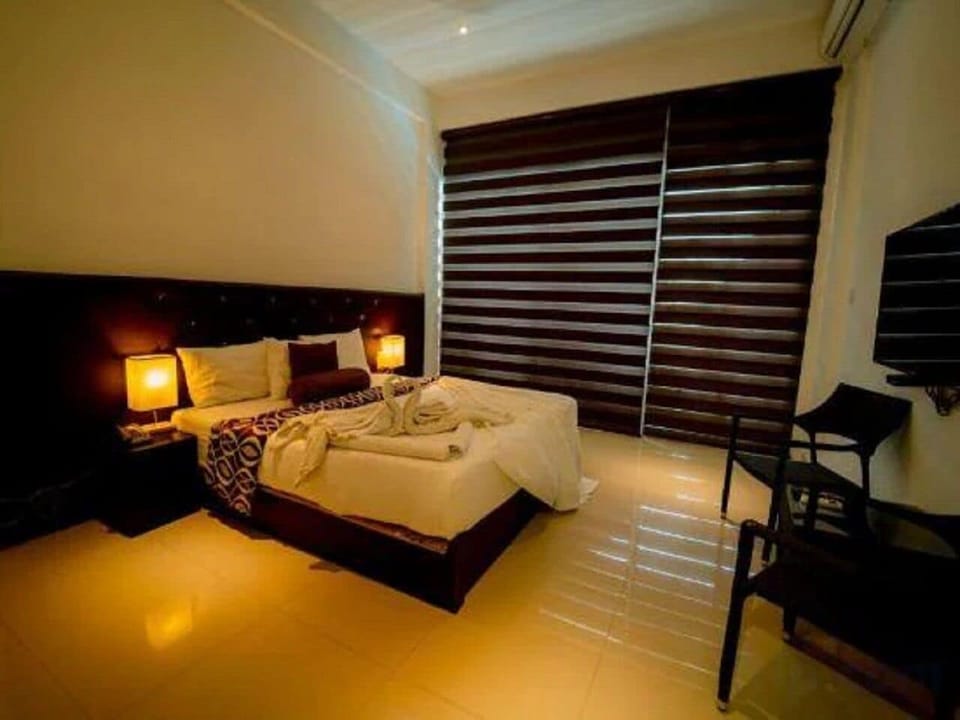 Laptop workspace, soundproofing, iron/ironing board, free WiFi