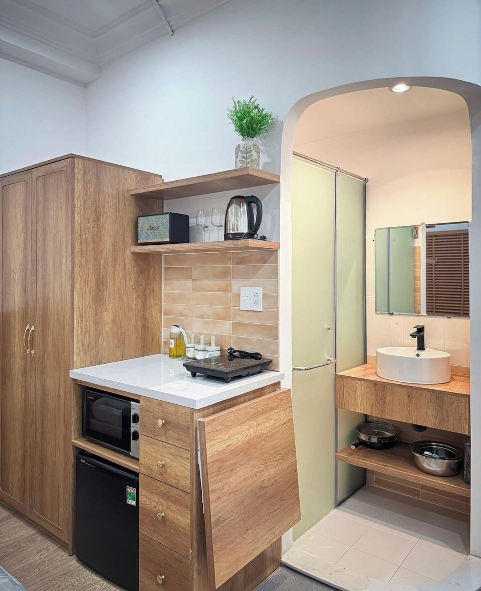Comfort Studio | Private kitchen | Mini-fridge, microwave, stovetop, cookware/dishes/utensils