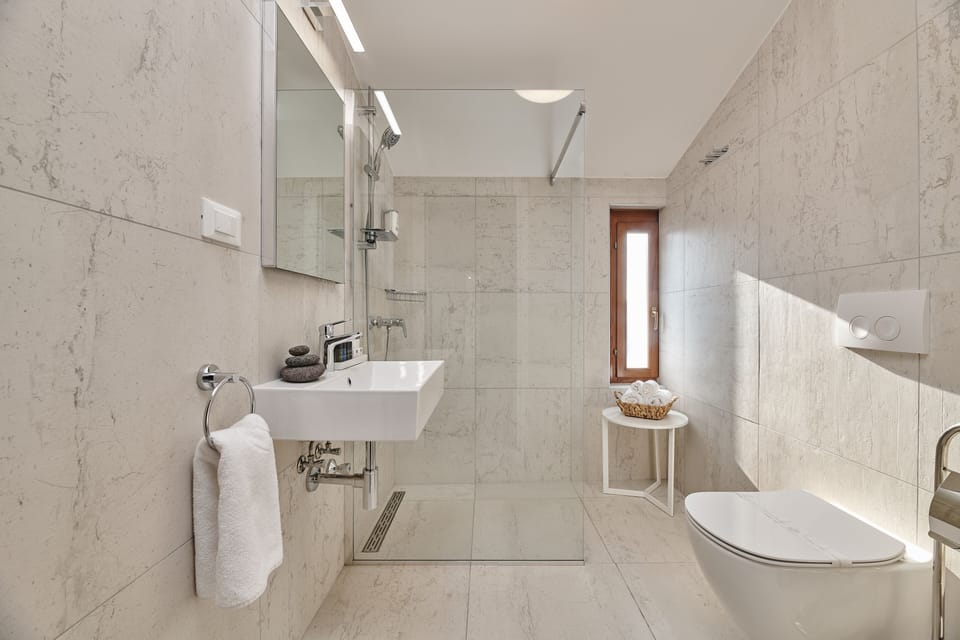 Senior Room, Annex Building | Bathroom | Combined shower/tub, free toiletries, hair dryer, bathrobes