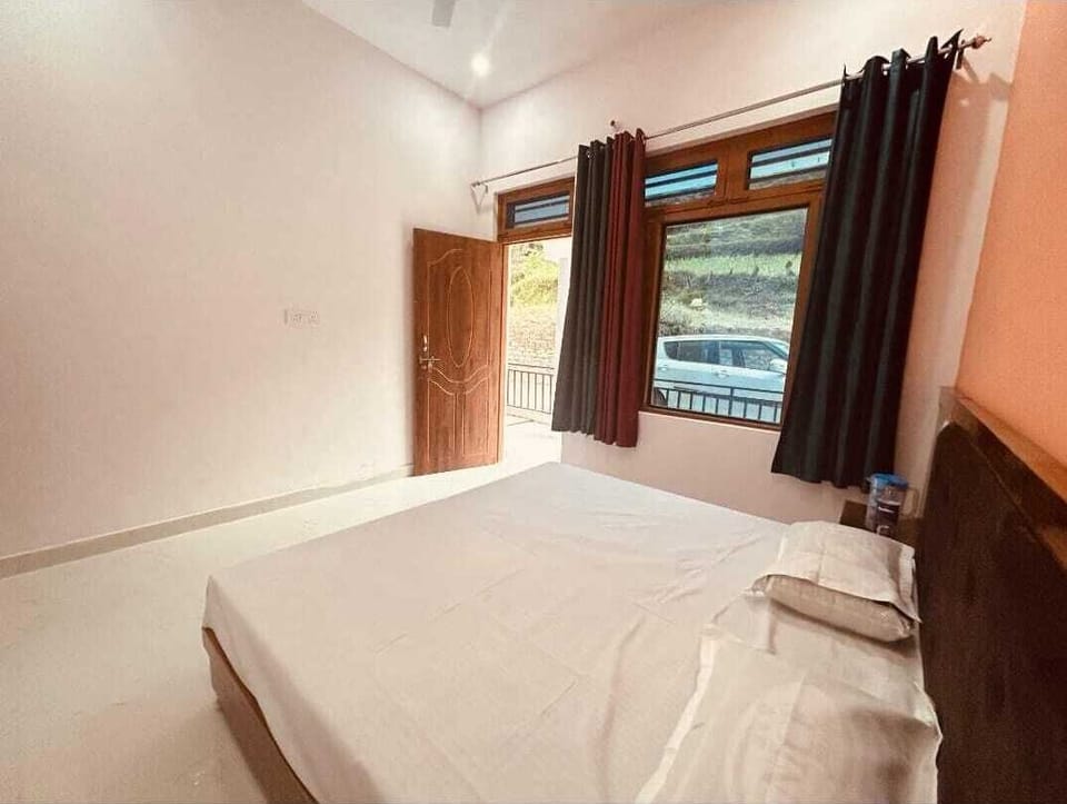 Basic Triple Room | Desk, laptop workspace, free WiFi