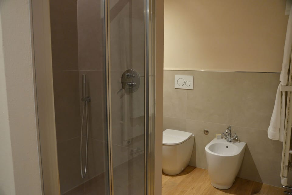 Junior Double or Twin Room, Courtyard View | Bathroom | Shower, hair dryer, bathrobes, slippers