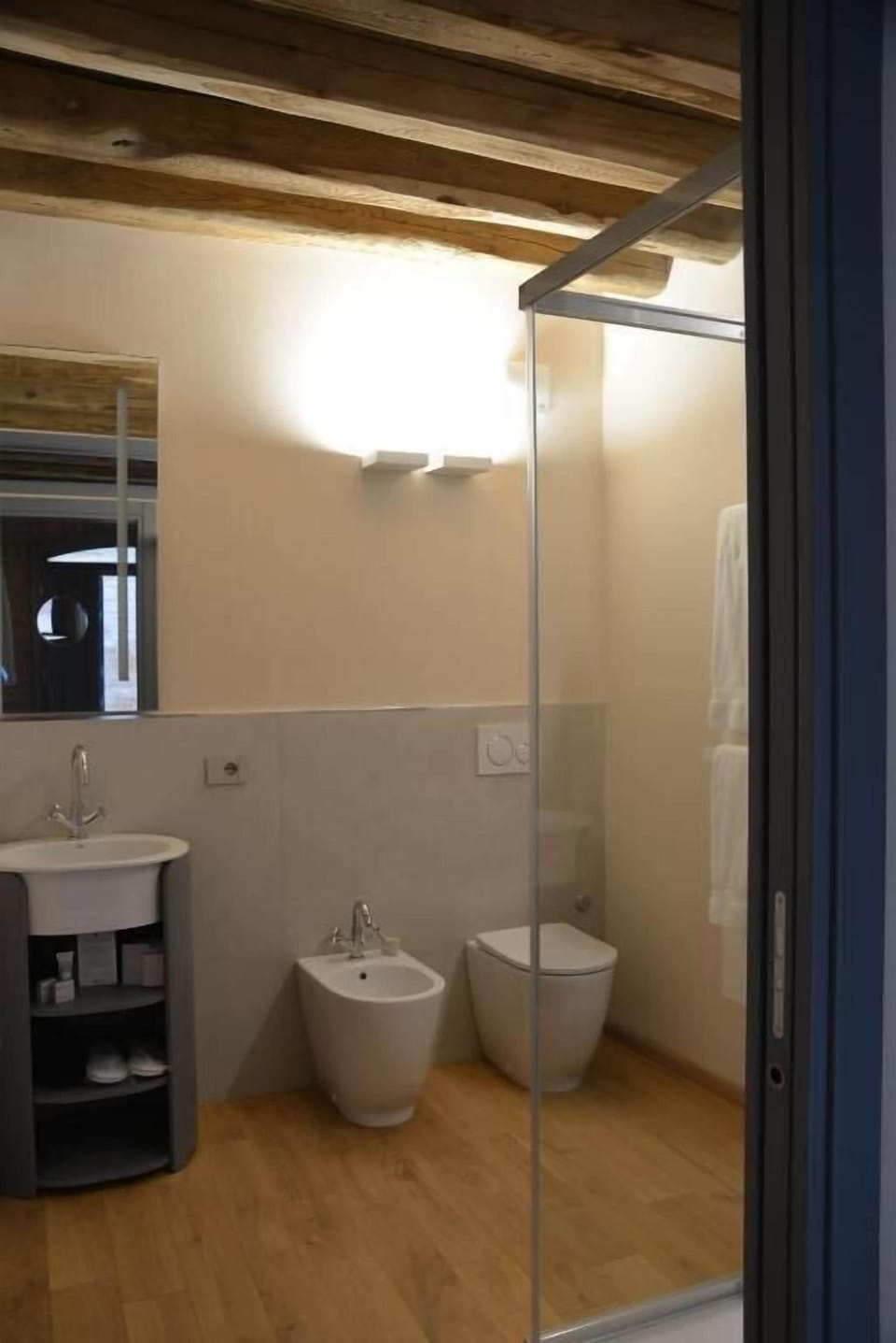 Junior Suite, Courtyard View | Bathroom | Shower, hair dryer, bathrobes, slippers