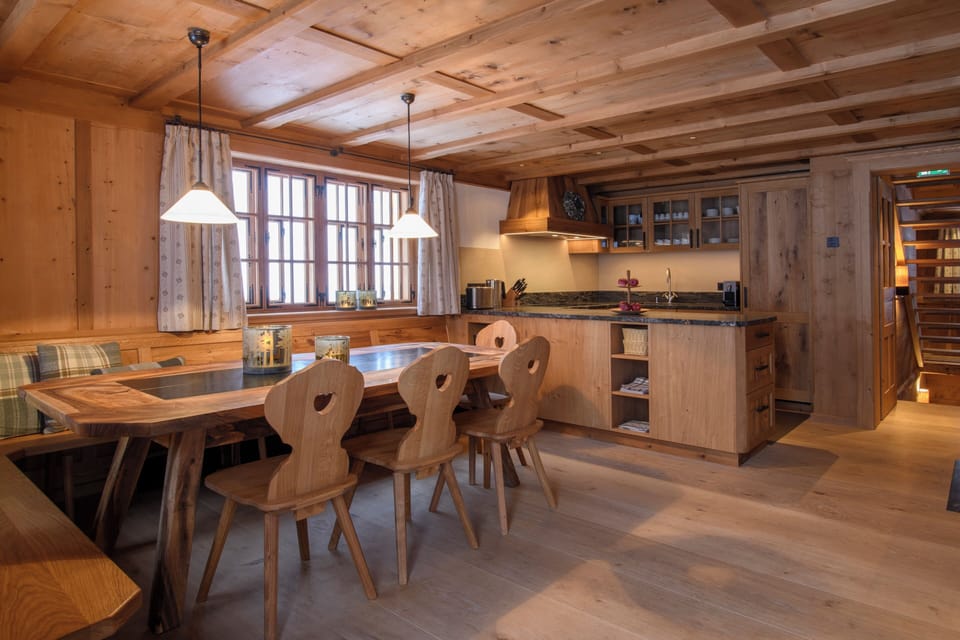 Chalet, 4 Bedrooms, Mountain View | Dining