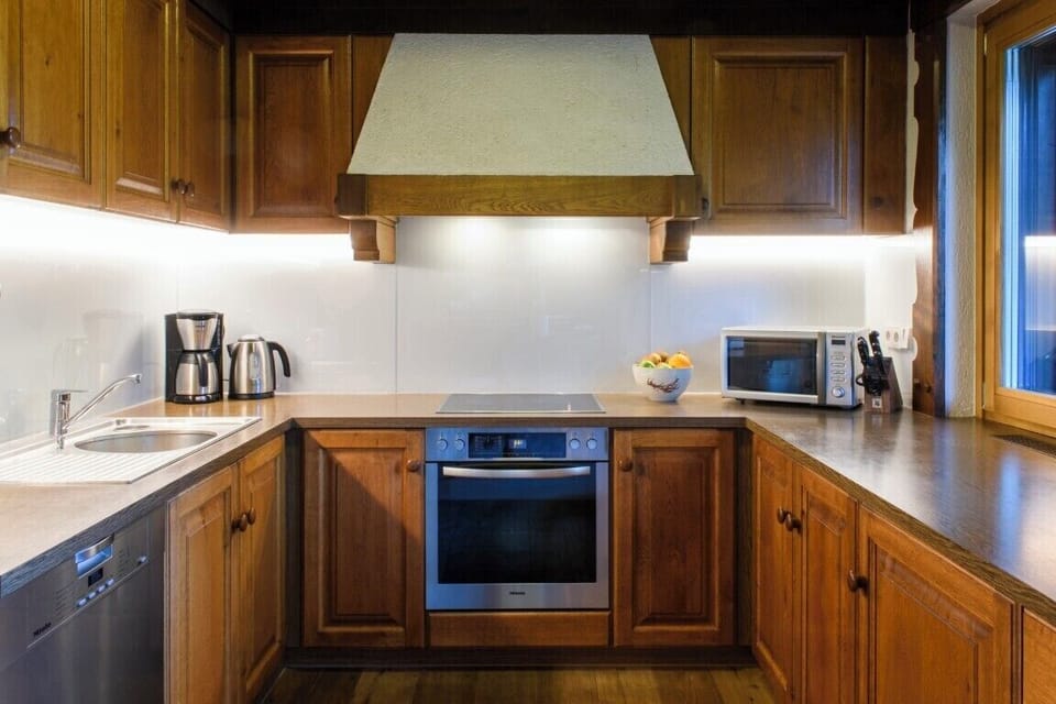 Chalet, 4 Bedrooms, Mountain View | Private kitchen