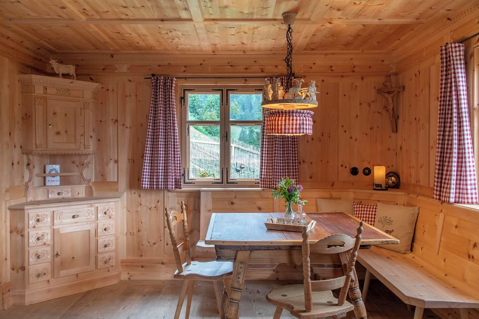 Chalet, 3 Bedrooms, Mountain View | Dining