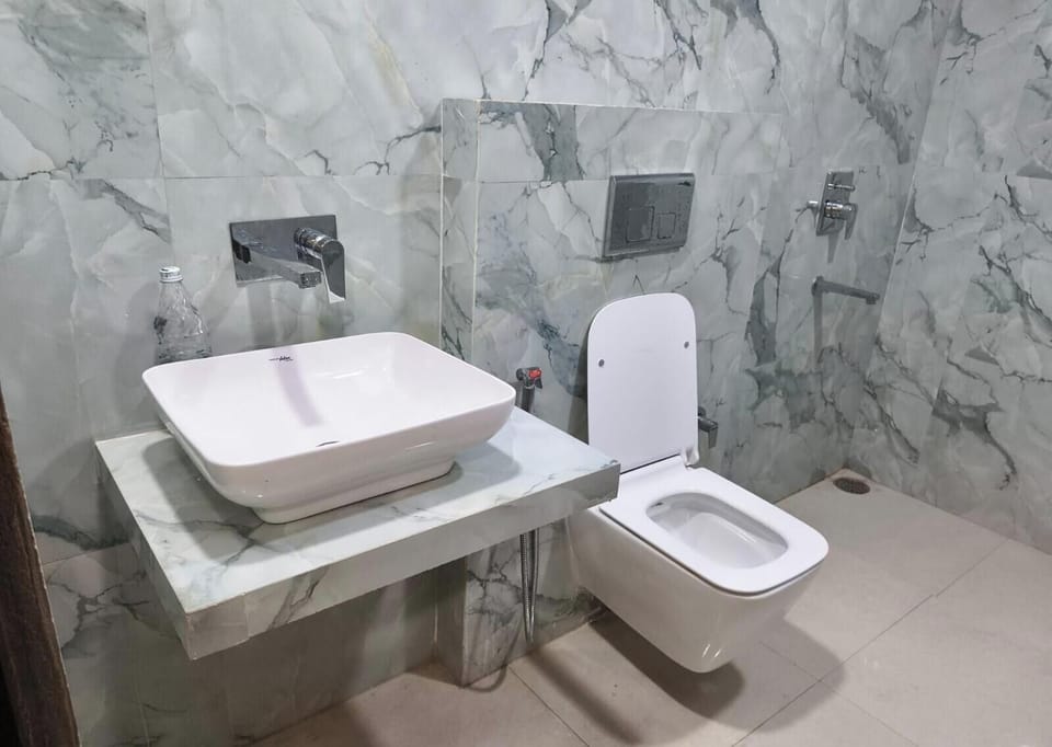 Classic Double Room | Bathroom | Shower, free toiletries, towels, soap