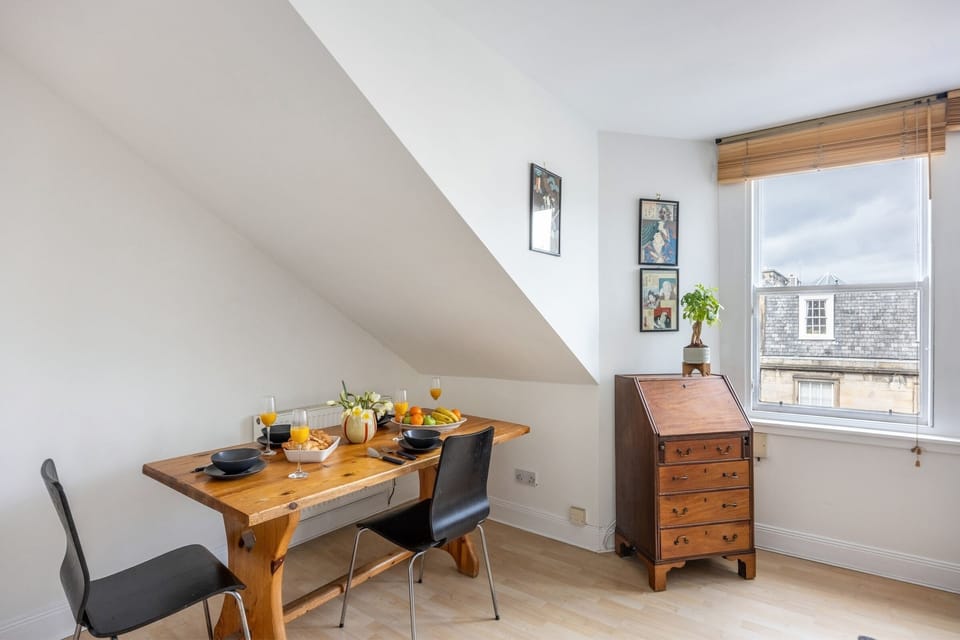 City Apartment, 1 Double Bed with Sofa bed, Non Smoking, City View | Dining