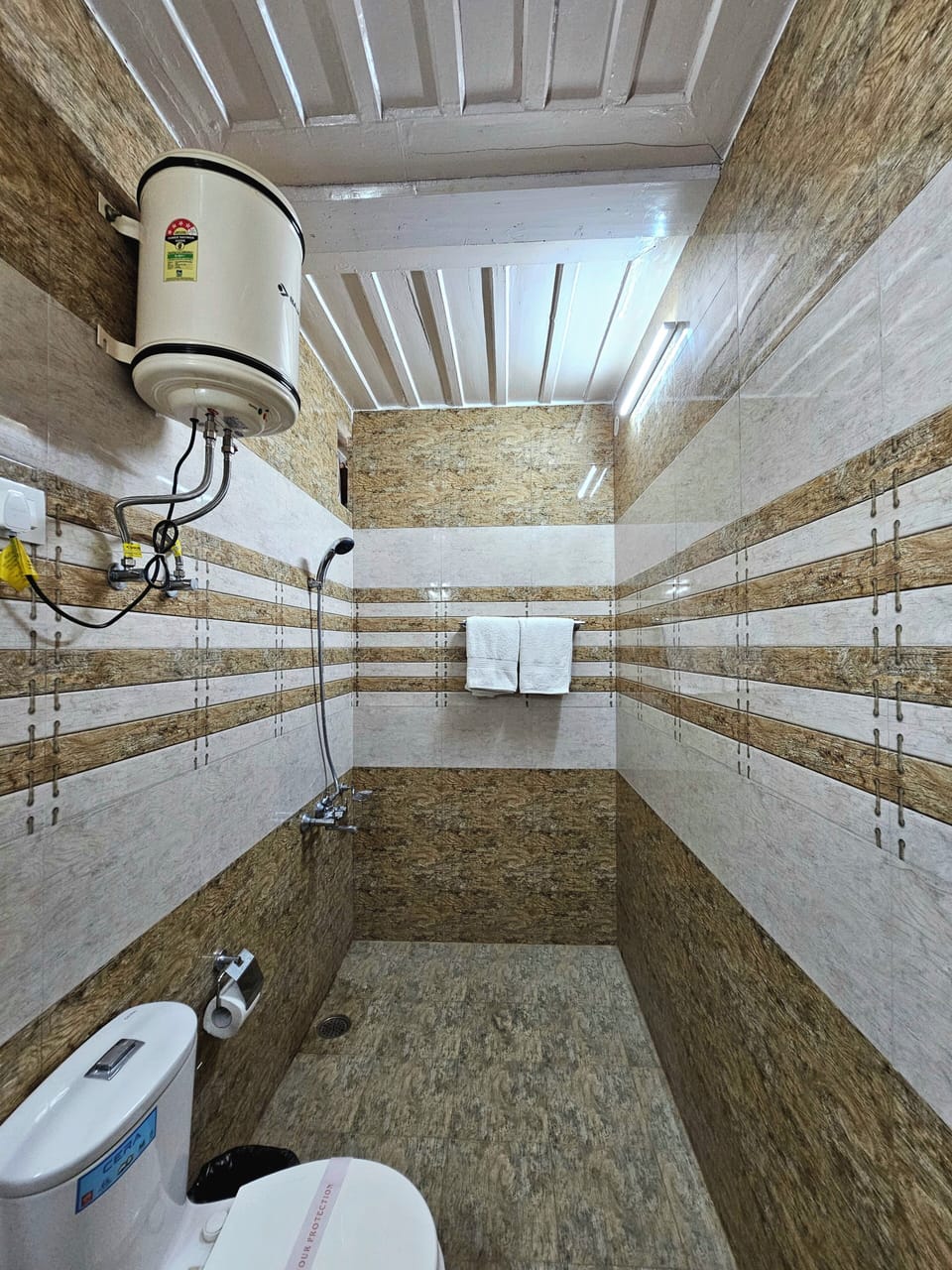 Deluxe Room | Bathroom | Shower, hydromassage showerhead, free toiletries, hair dryer