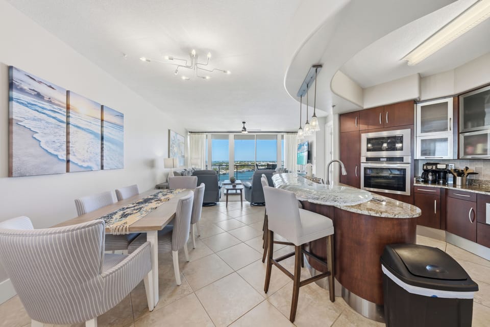 Signature Condo, 2 Bedrooms, Balcony, Bay View | In-room dining