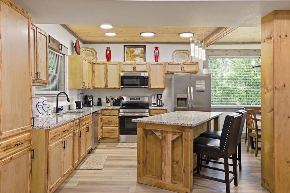 Cabin, 3 Bedrooms | Private kitchen | Fridge, oven, coffee/tea maker, toaster