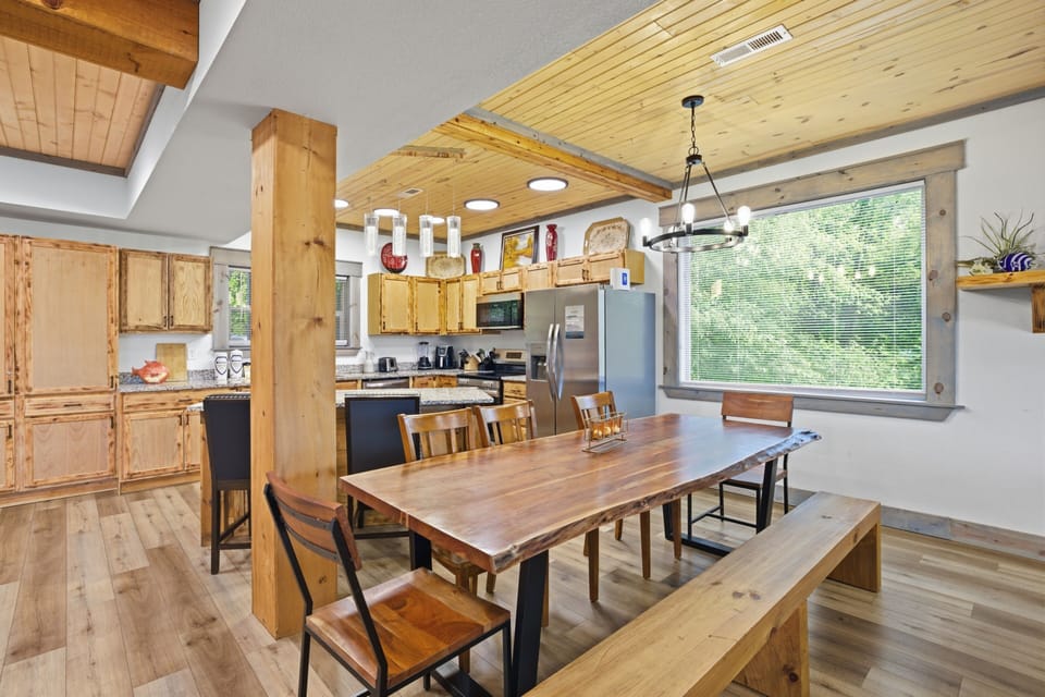 Cabin, 3 Bedrooms | Dining