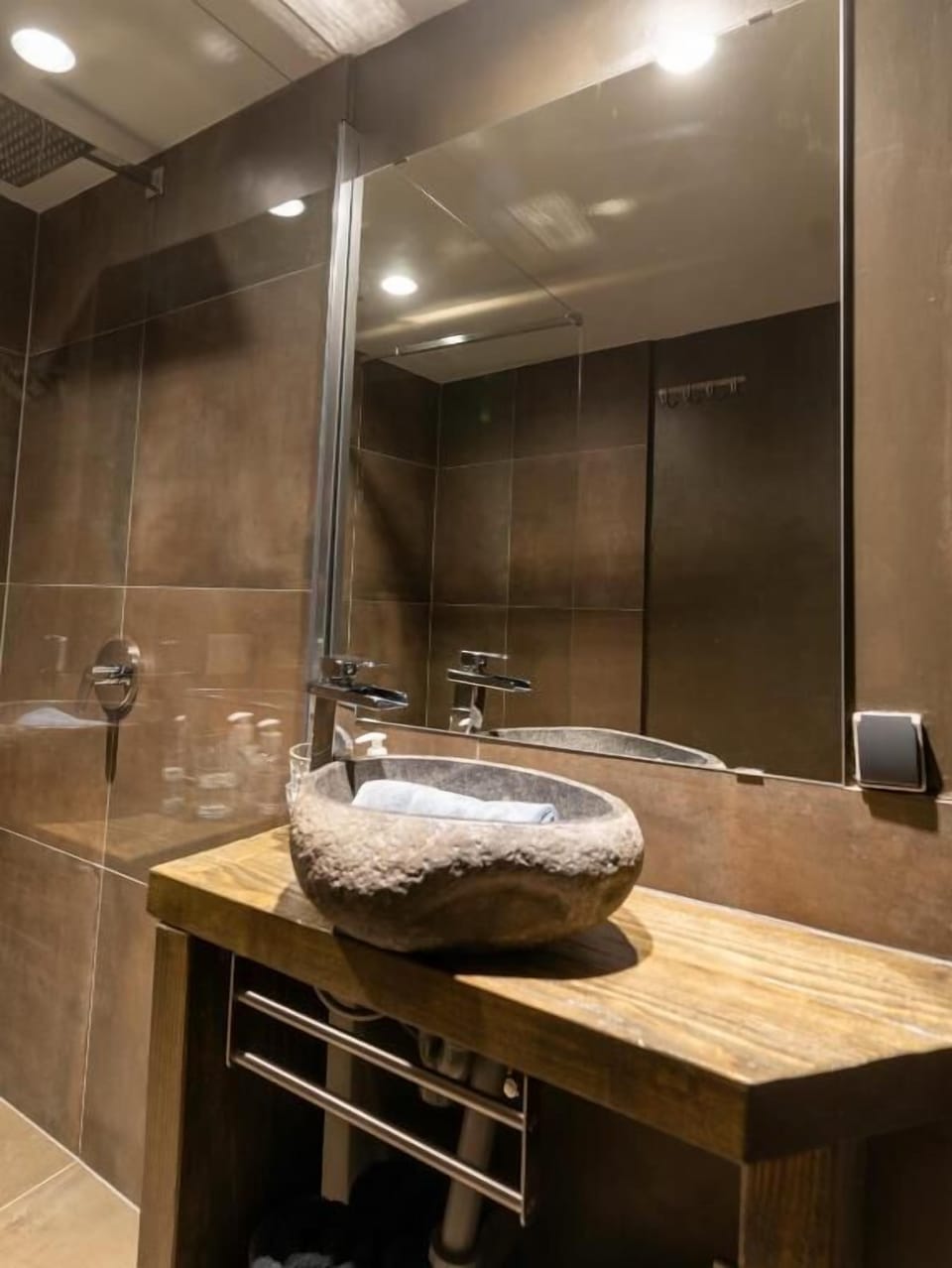 ' Meisje in Blauw ' | Bathroom | Shower, rainfall showerhead, free toiletries, hair dryer