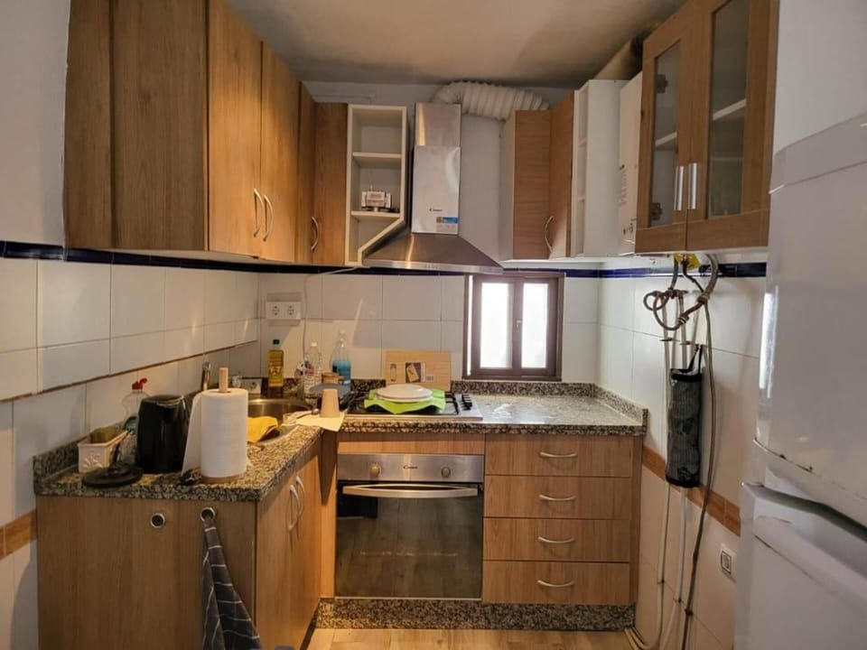 Fridge, oven, stovetop, electric kettle