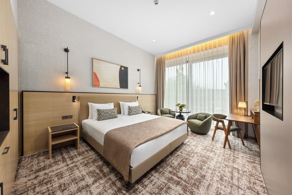Premium bedding, Tempur-Pedic beds, minibar, in-room safe