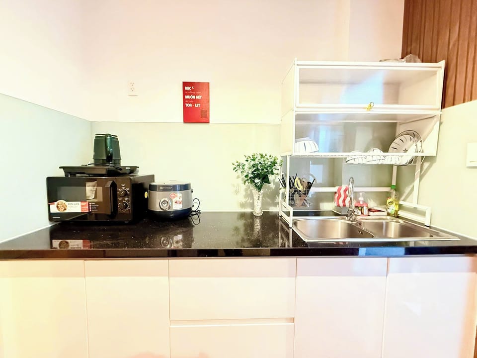 Standard Apartment, Balcony, Partial Lake View | Private kitchen | Rice cooker