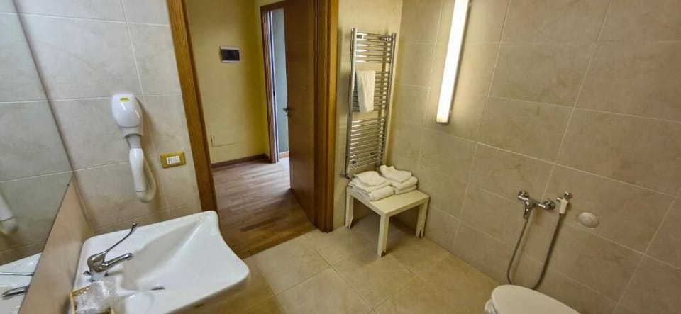 Deluxe Twin Room, Garden View | Bathroom | Hair dryer, slippers, towels, toilet paper