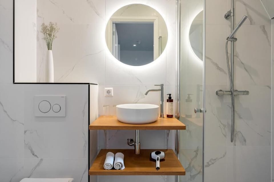 Classic Double Room | Bathroom | Towels, soap, shampoo, toilet paper