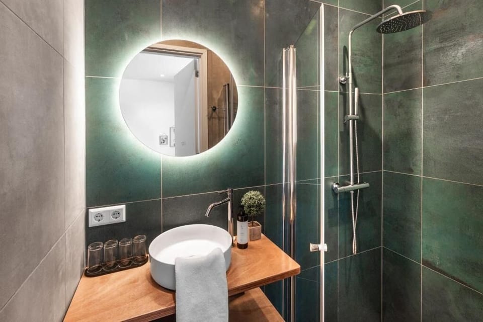 Towels, soap, shampoo, toilet paper