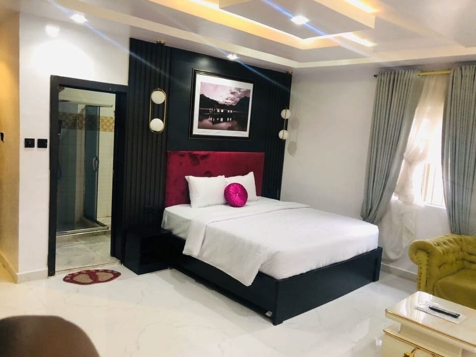 Deluxe Room, Courtyard View | Desk, laptop workspace, free WiFi