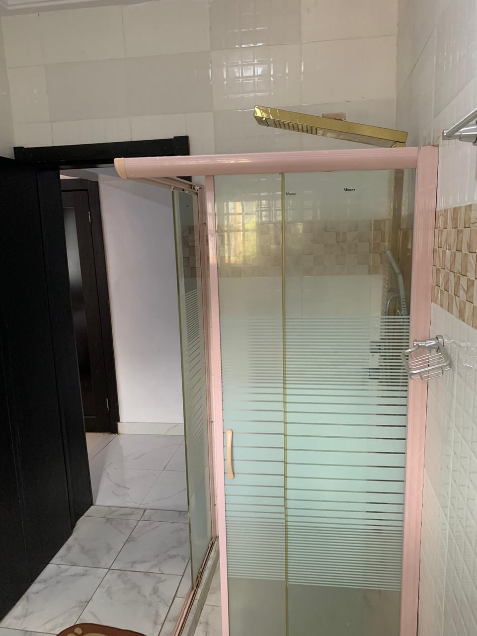 Executive Room | Bathroom | Shower, towels, soap, toilet paper