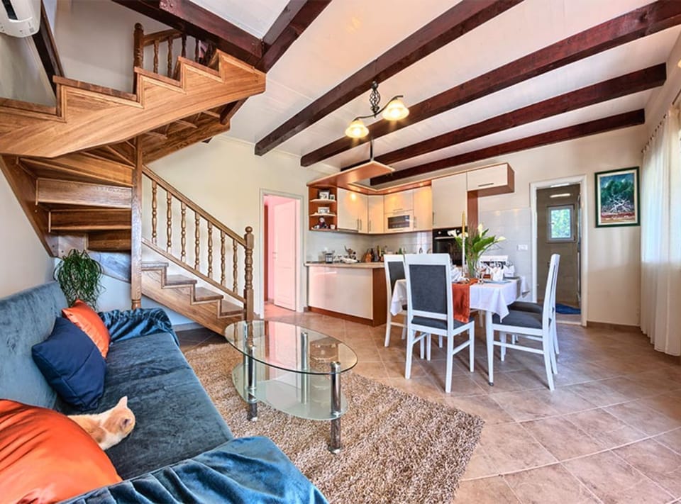 Villa (FourBedroom Beachfront Villa with Poo) | Living room | 32-inch flat-screen TV with digital channels
