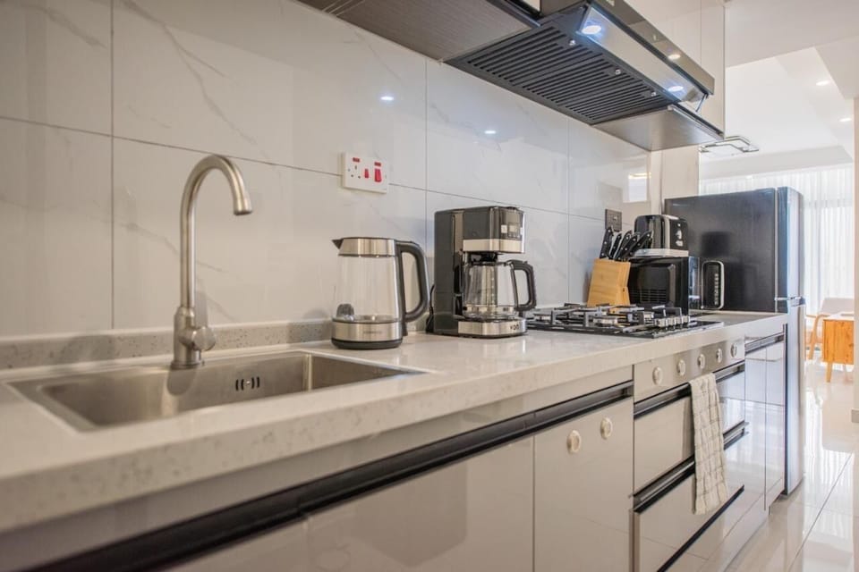 Deluxe Apartment, City View | Private kitchen