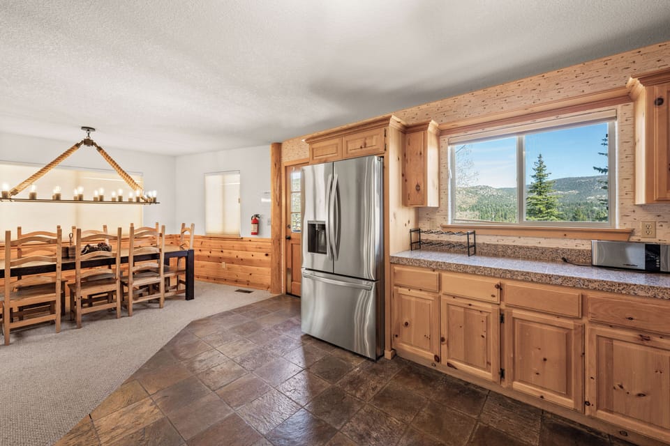Basic Cabin, Mountain View | Private kitchen