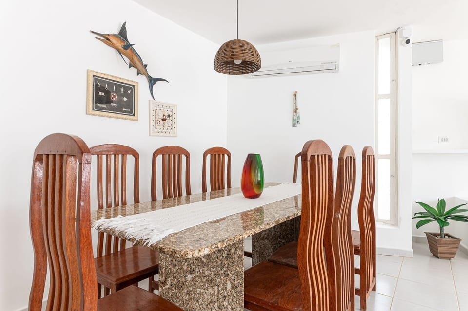 Basic Chalet | Dining
