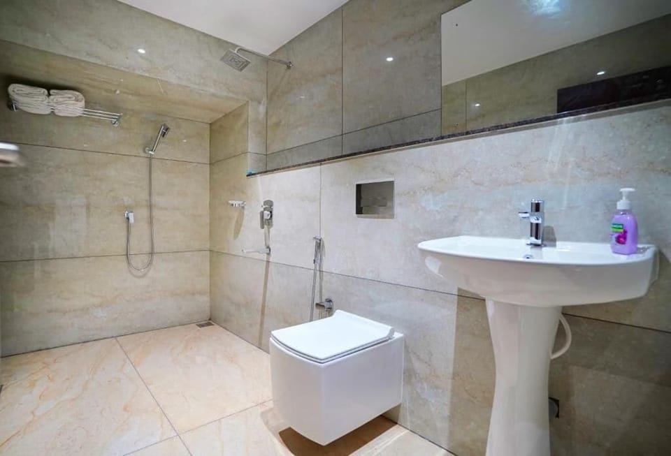 Business Studio Suite | Bathroom | Towels, soap, shampoo