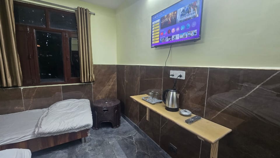 Deluxe Triple Room | Desk, free WiFi