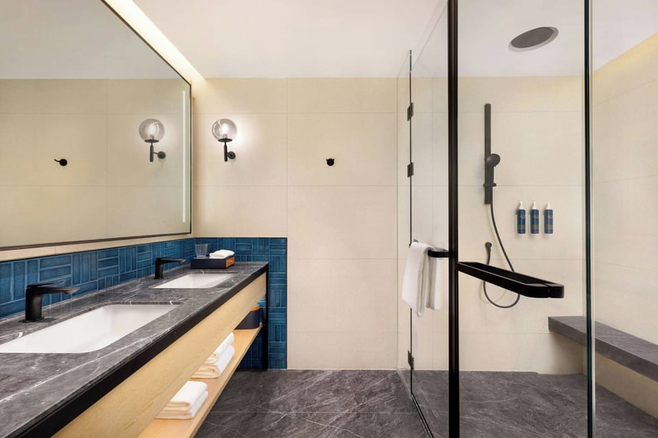 Premium Suite, 1 King Bed, City View | Bathroom