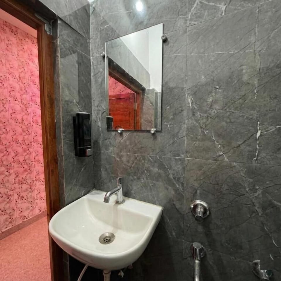 Deluxe Quadruple Room | Bathroom | Shower, free toiletries, towels, soap