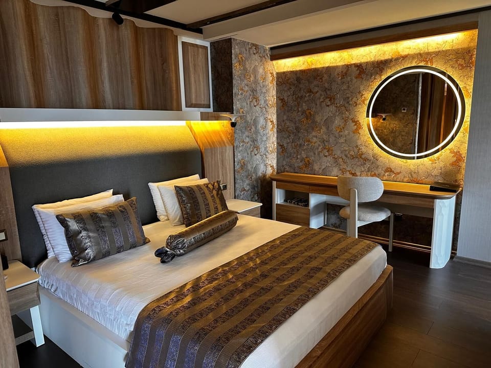 Deluxe Suite, City View | Minibar, in-room safe, desk, soundproofing