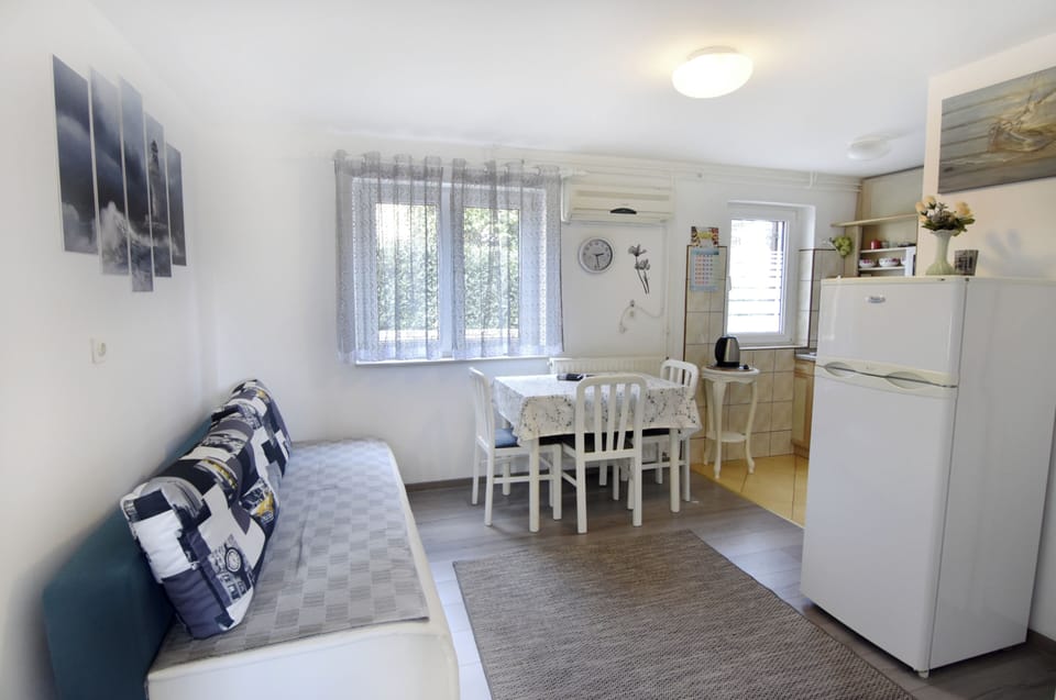 Apartment, 1 Bedroom, Patio, Garden View | Living room