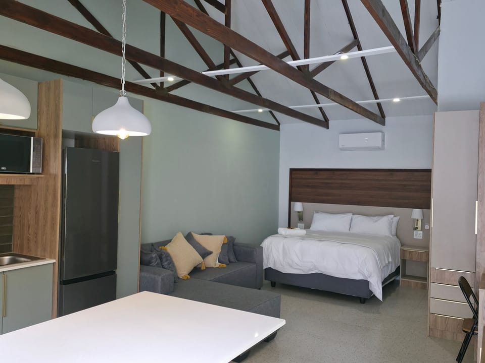 Business Studio, 1 Queen Bed, Patio, Garden View | Laptop workspace, iron/ironing board, WiFi (free)