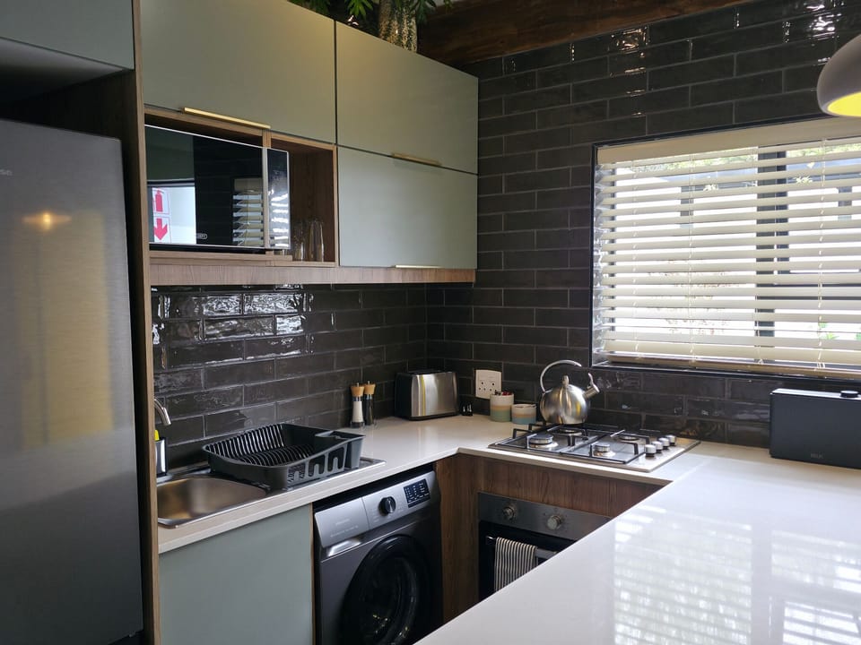 Business Studio, 1 Queen Bed, Patio, Garden View | Private kitchen | Fridge, microwave, oven, stovetop