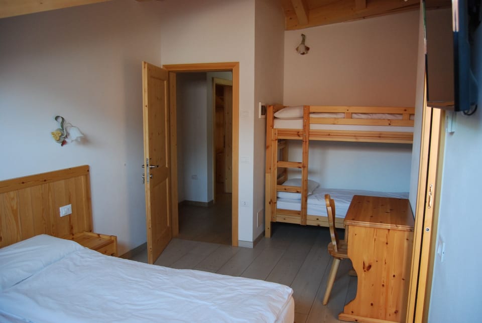 Quadruple Room | Desk, free WiFi
