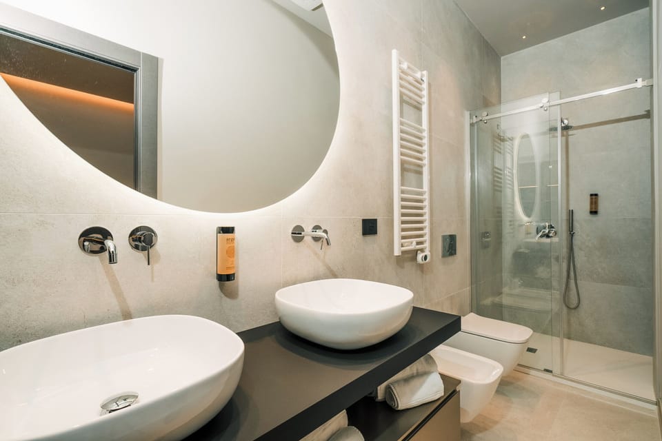 Deluxe Triple Room, Balcony, Sea View | Bathroom | Free toiletries, hair dryer, slippers, bidet