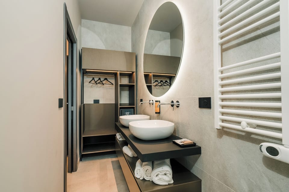 Deluxe Triple Room, Balcony, Sea View | Bathroom | Free toiletries, hair dryer, slippers, bidet