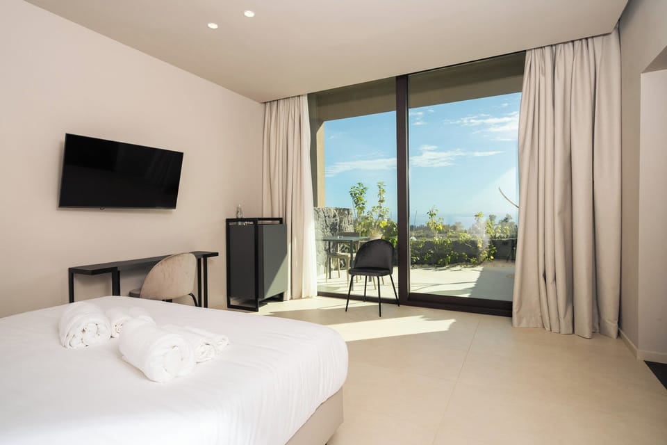 Luxury Room, Sea View | Premium bedding, down comforters, minibar, in-room safe