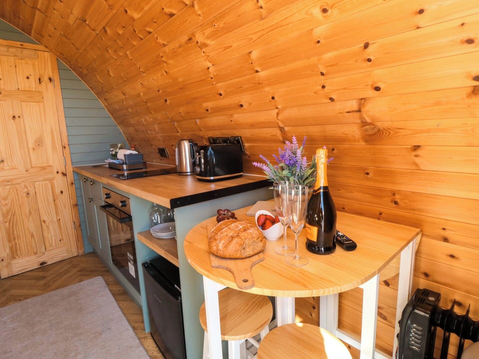 Cottage | Private kitchen | Cookware/dishes/utensils