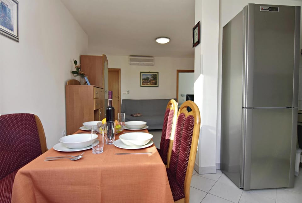 Apartment, 2 Bedrooms, Patio, Garden View | Dining room